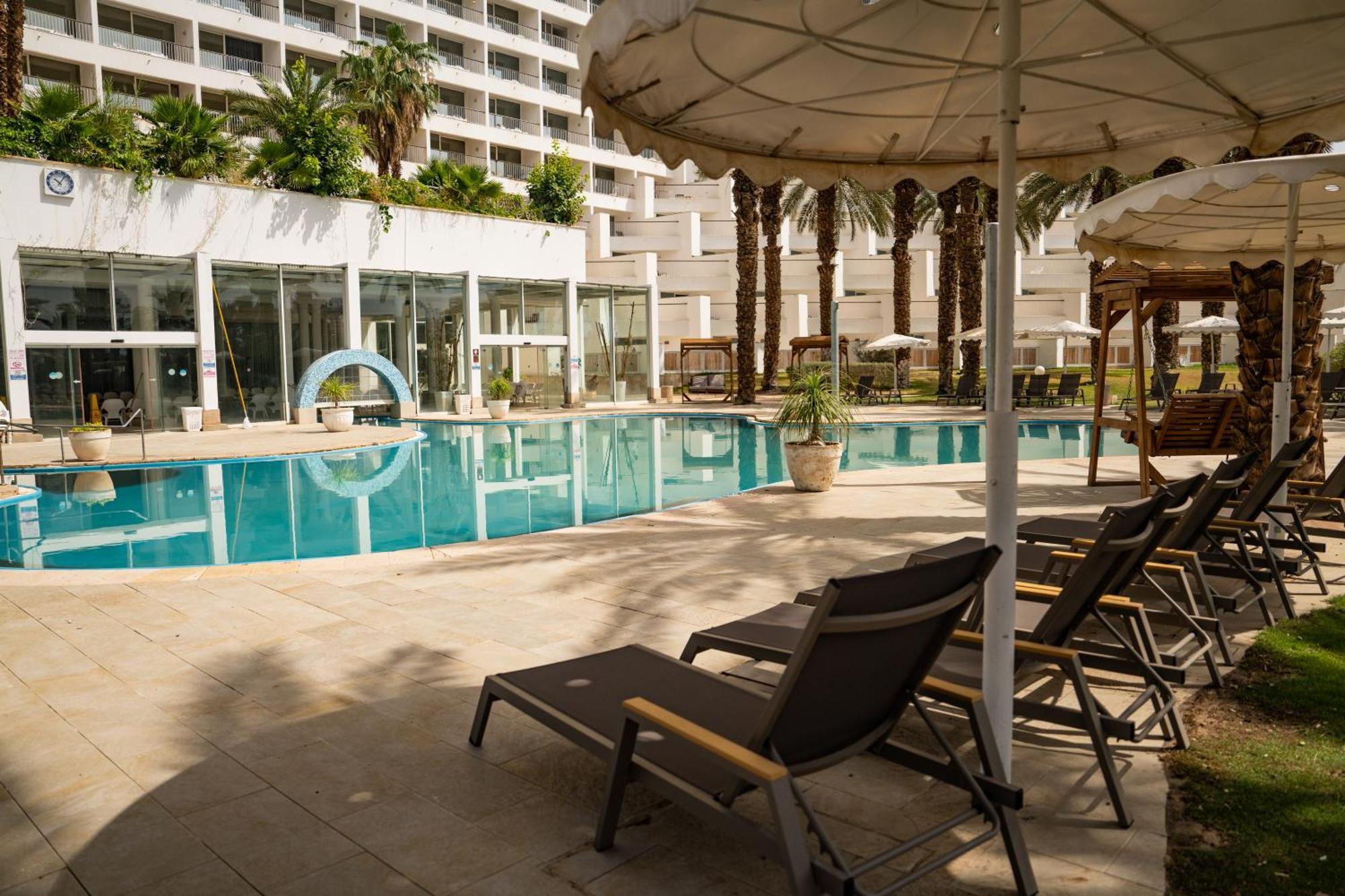 David Dead Sea Resort & Spa Ejn Bokek Exteriér fotografie The pool at the hotel
