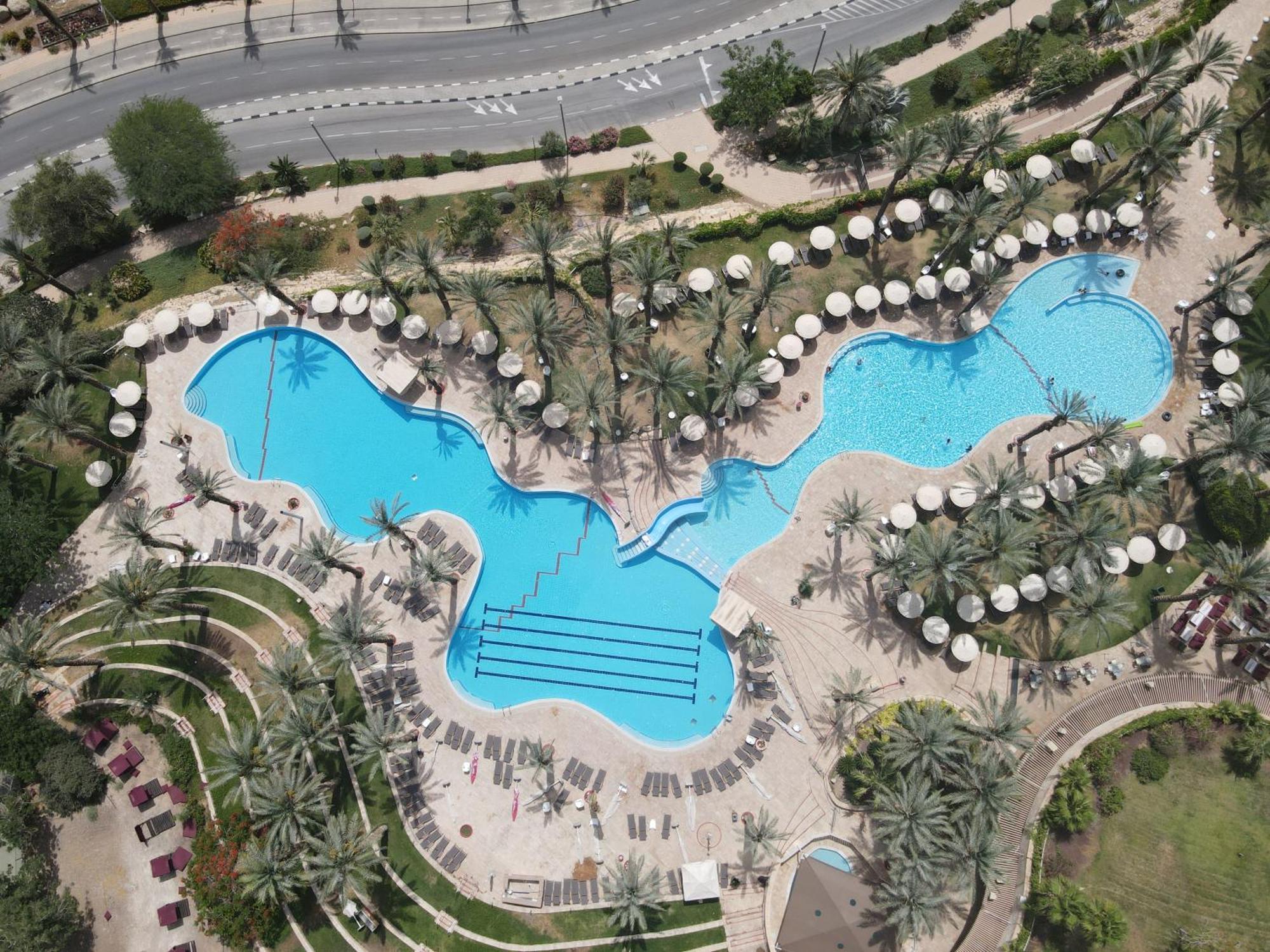 David Dead Sea Resort & Spa Ejn Bokek Exteriér fotografie Aerial view of the pool