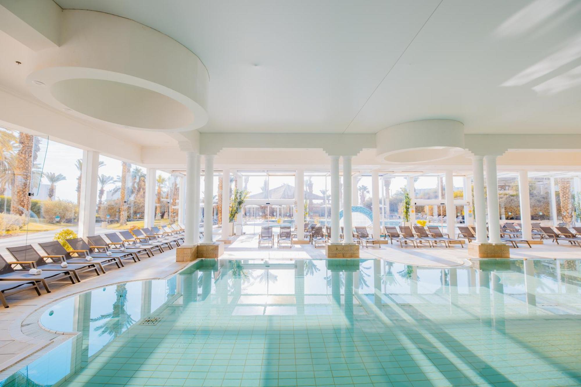 David Dead Sea Resort & Spa Ejn Bokek Exteriér fotografie The indoor pool at the hotel